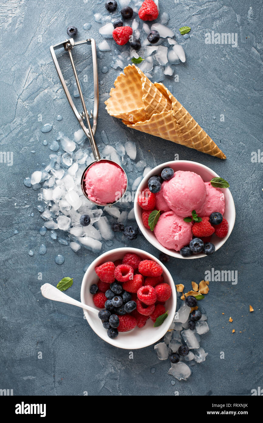 Gelato al lampone nel recipiente bianco Foto Stock