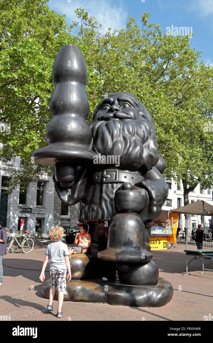 Santa Claus' noto anche come Leprechaun Buttplug, da Paul McCarthy,  Eendrachtsplein a Rotterdam, Paesi Bassi Foto stock - Alamy