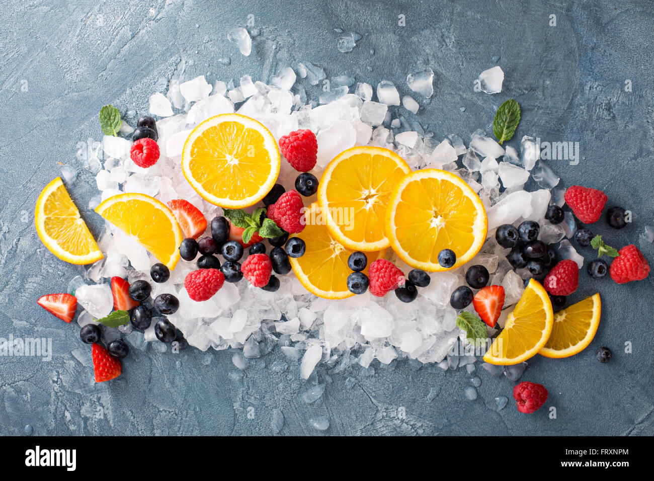 Arance e bacche su ghiaccio Foto Stock