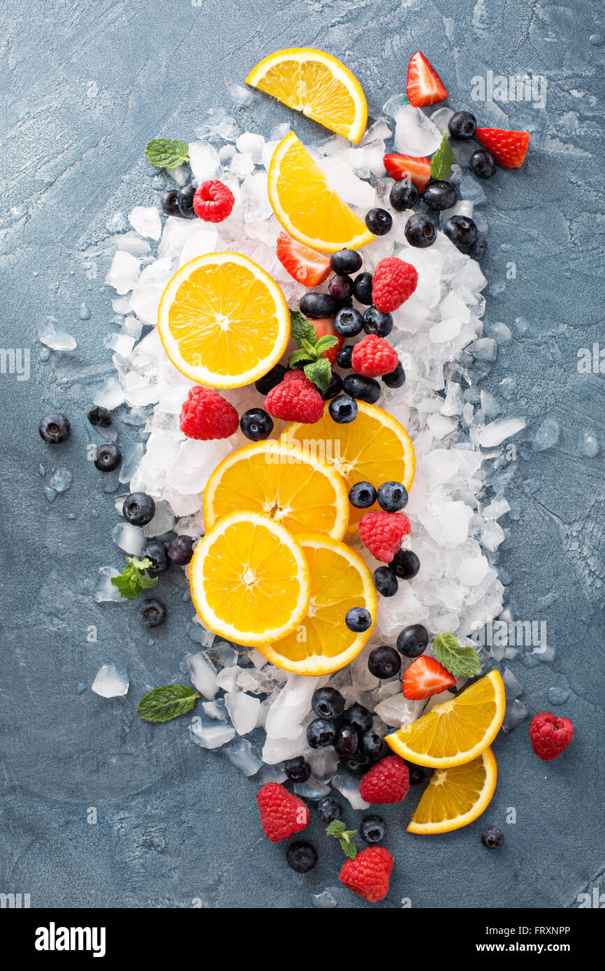 Arance e bacche su ghiaccio Foto Stock