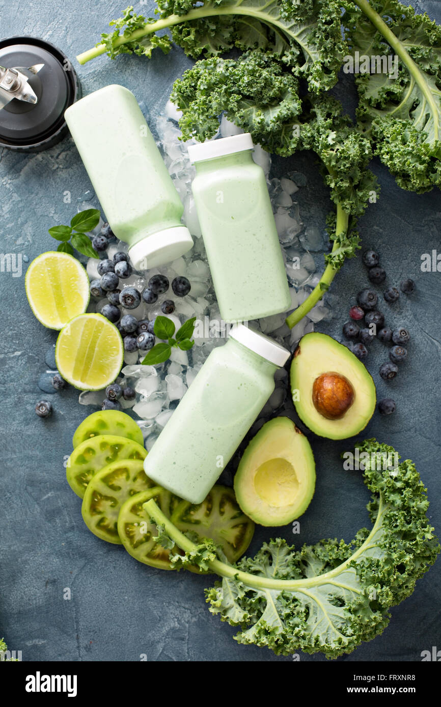 Green frullati in piccoli flaconi per andare Foto Stock