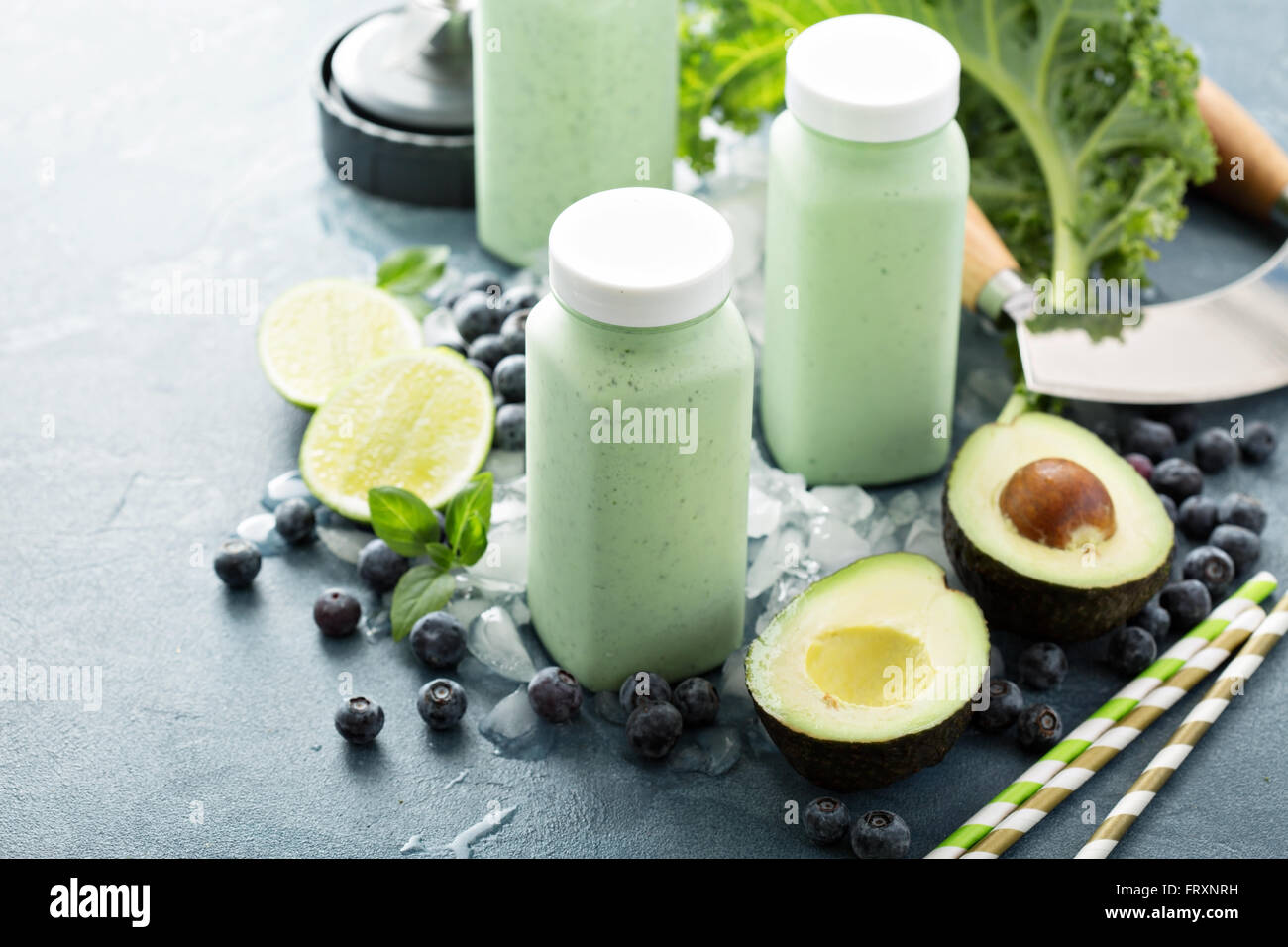 Green frullati in piccoli flaconi per andare Foto Stock