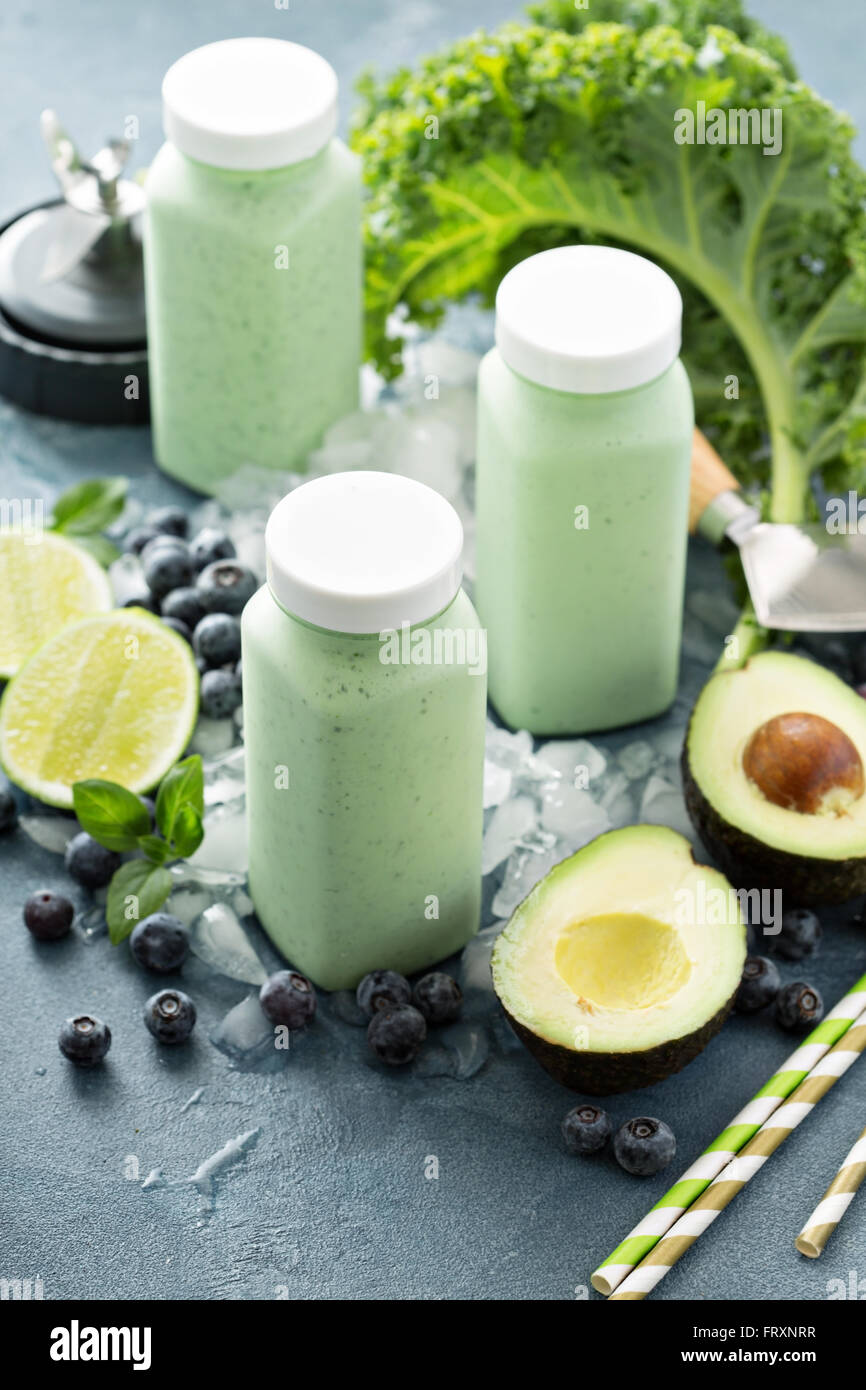 Green frullati in piccoli flaconi per andare Foto Stock