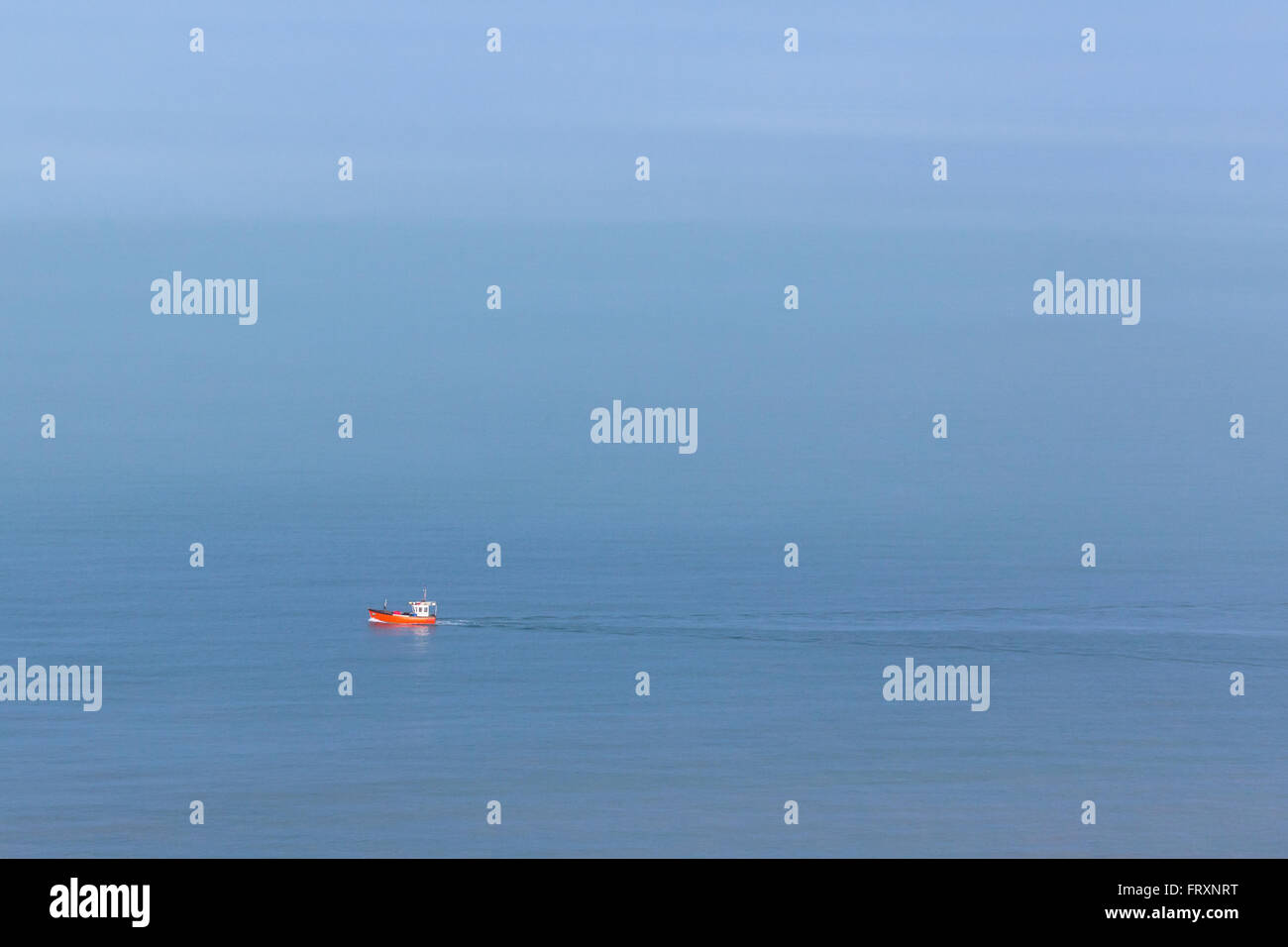 Lone barca su un mare calmo Foto Stock