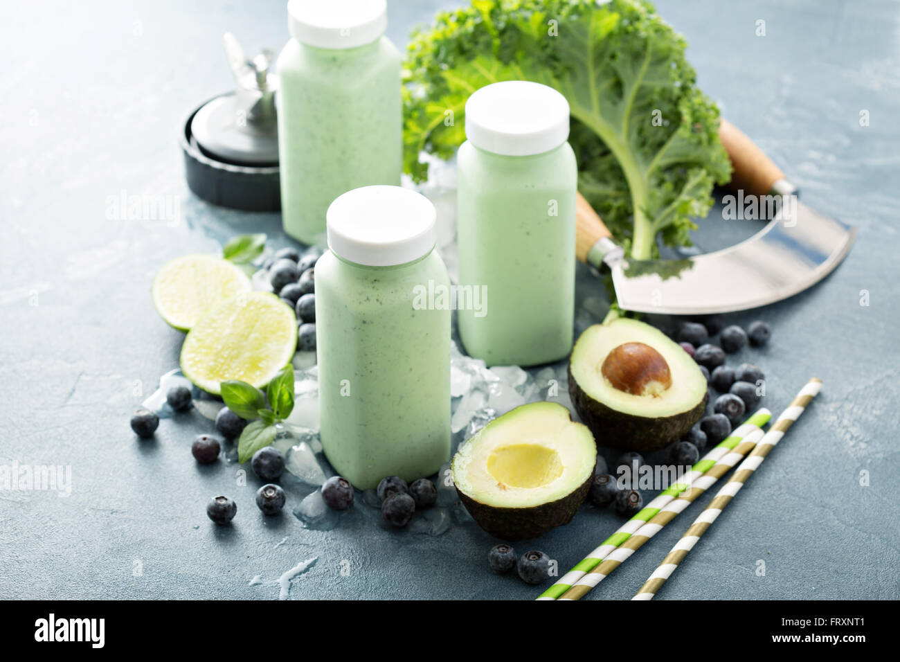 Green frullati in piccoli flaconi per andare Foto Stock