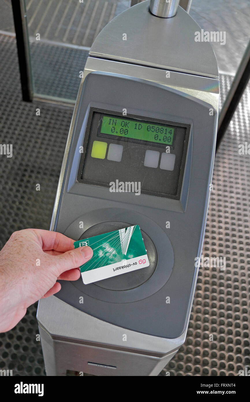 Immissione in commercio di un metro di Rotterdam biglietto elettronico sulla barriera di ingresso lettore di una stazione della metropolitana a Rotterdam, Paesi Bassi. Foto Stock