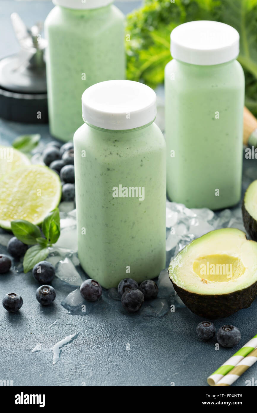 Green frullati in piccoli flaconi per andare Foto Stock