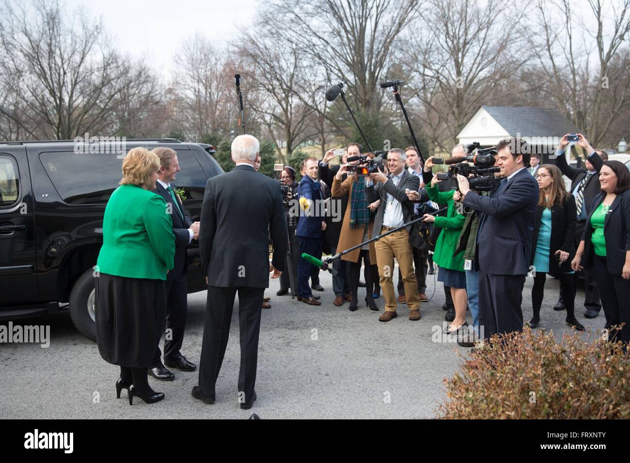 Stati Uniti Vice presidente Joe Biden saluta Taoiseach Enda Kenny e sua moglie Fionnuala nella parte anteriore della pressa corps prima un il giorno di San Patrizio prima colazione presso la Naval Observatory Residence Marzo 17, 2015 a Washington, DC. Foto Stock