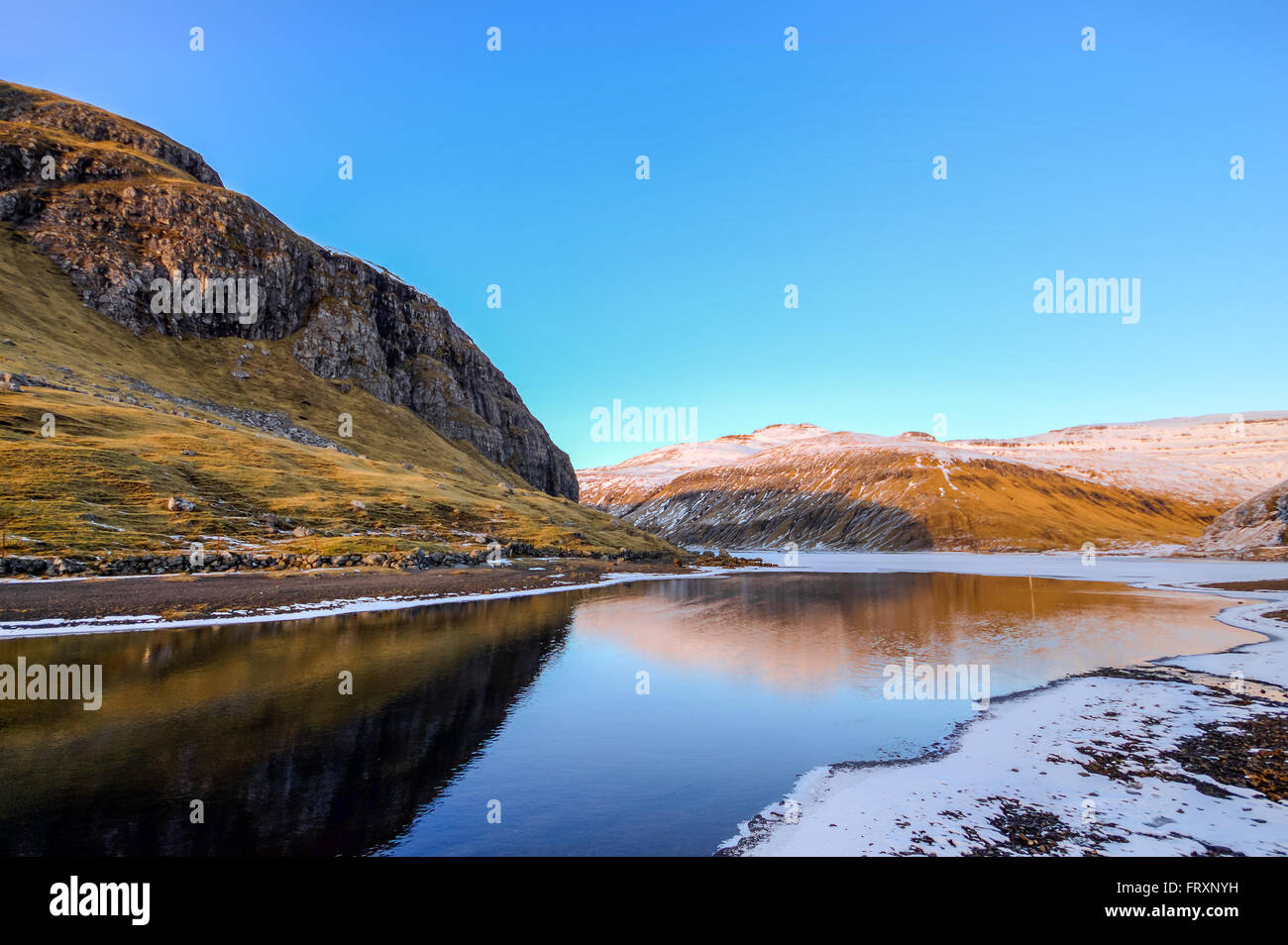 La riflessione di montagna al tramonto. Isole Faerøer, la Danimarca, l'Europa. Foto Stock