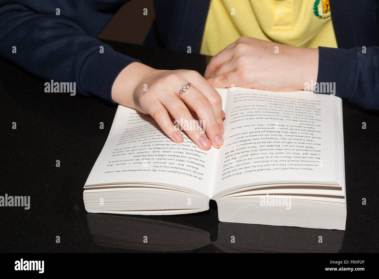 Ragazza la lettura di un libro Foto Stock