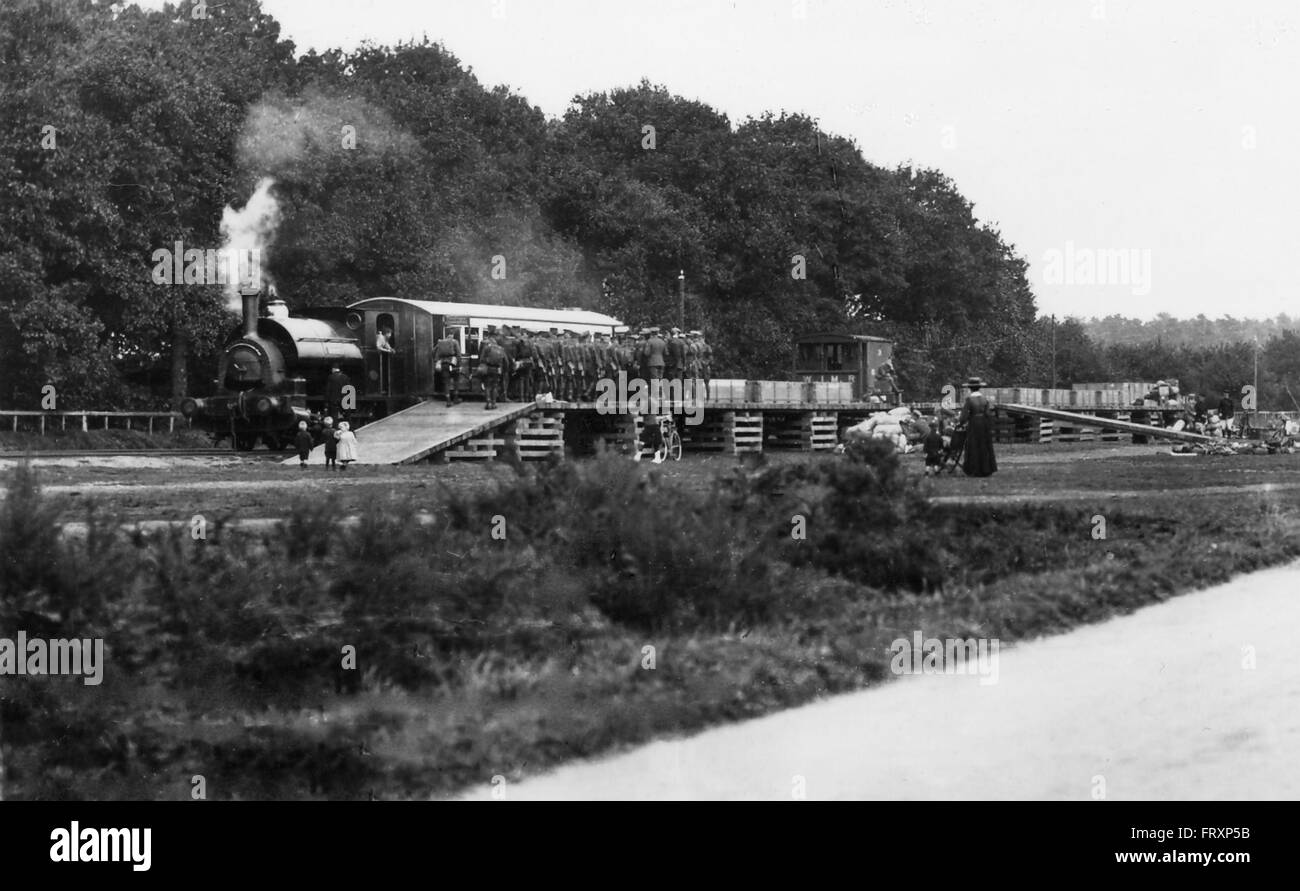 Woolmer passeggero ferroviario militare in circa 1912 con uno dei tre 0-6-2STs poi sulla linea A stazione Longmoor Foto Stock