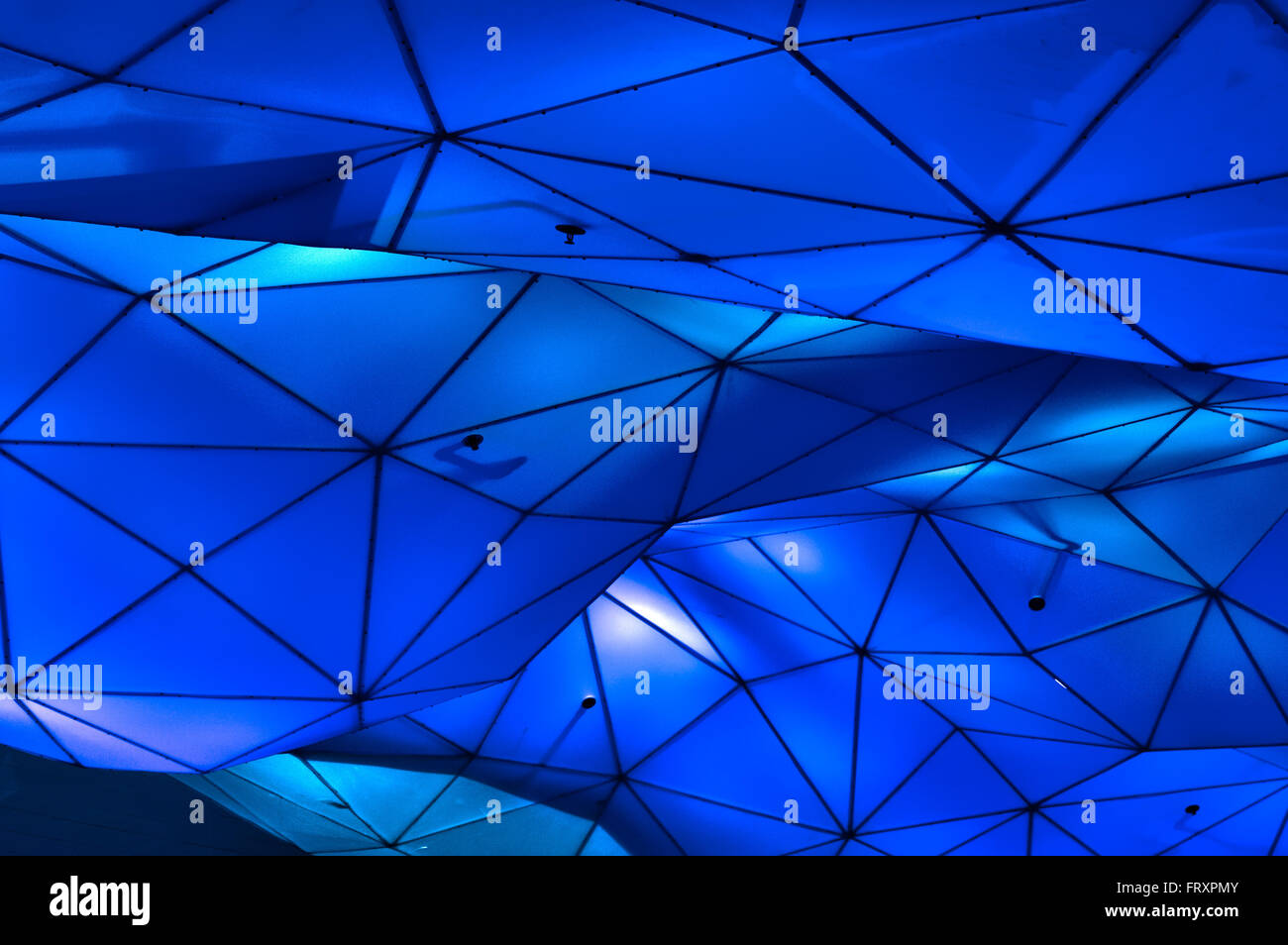 Blu soffitto geometrica del mondo Discovery Museum di Milwaukee, Wisconsin Foto Stock