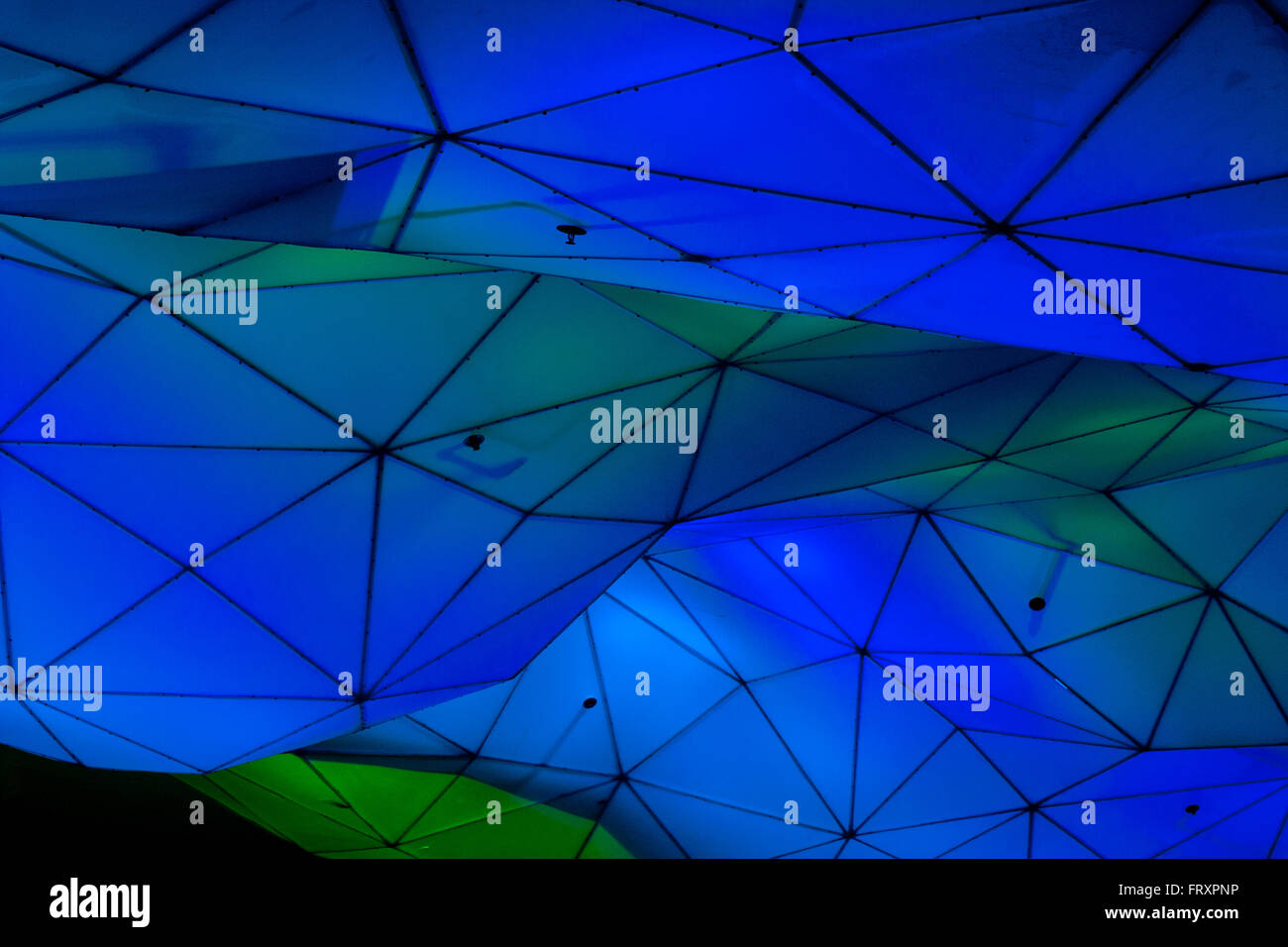 Blu soffitto geometrica del mondo Discovery Museum di Milwaukee, Wisconsin Foto Stock