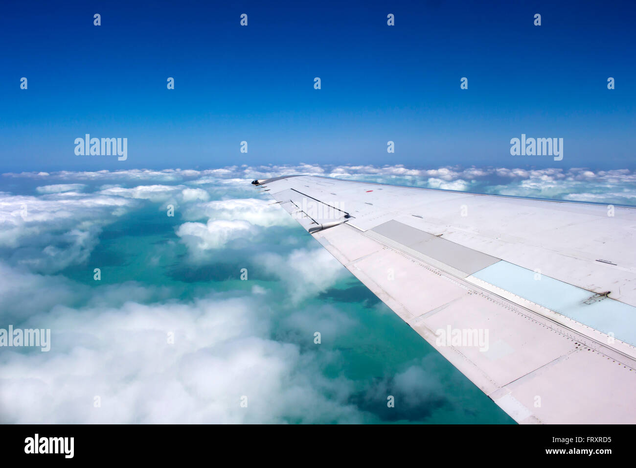 Volando sopra l'Oceano Indiano vicino Broome, Western Australia in estate. Foto Stock