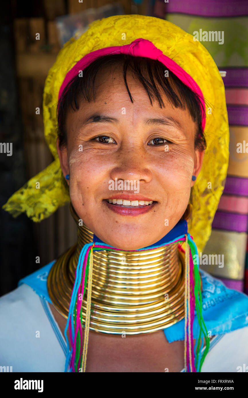 La donna non identificato da Karen collo lungo borgo vicino a Chiang Mai, Thailandia. Foto Stock
