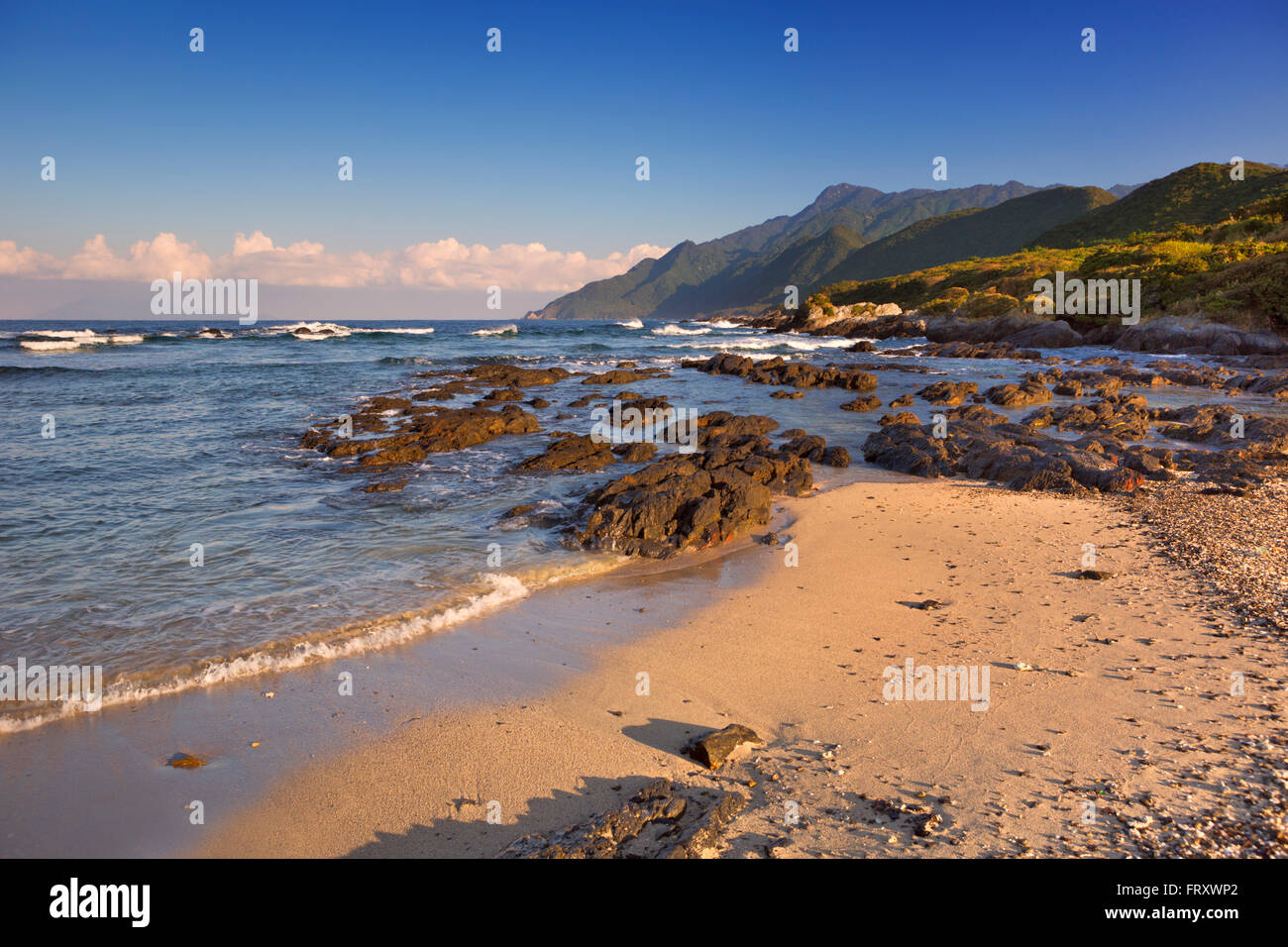 Una bellissima spiaggia sull'isola subtropicale di Yakushima (屋久島), Giappone. Fotografato in inizio di mattina di sole. Foto Stock