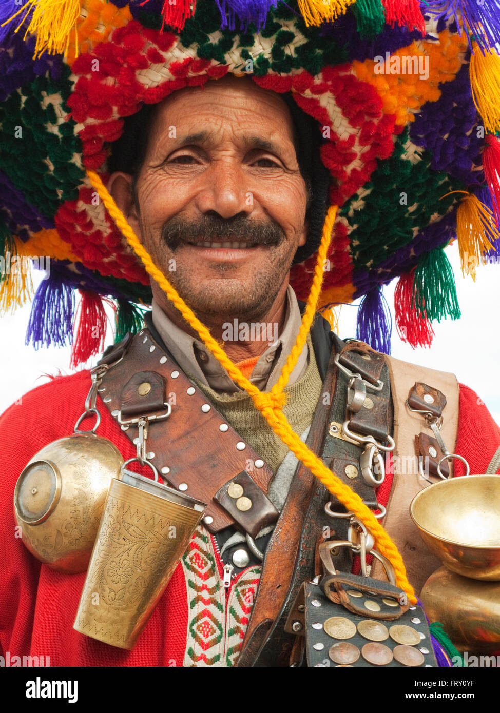 I venditori di acqua presso la piazza Jemaa El Fnaa di Marrakech sono la realizzazione di una vita da posare per fotografie, Marrakech, Marocco Foto Stock