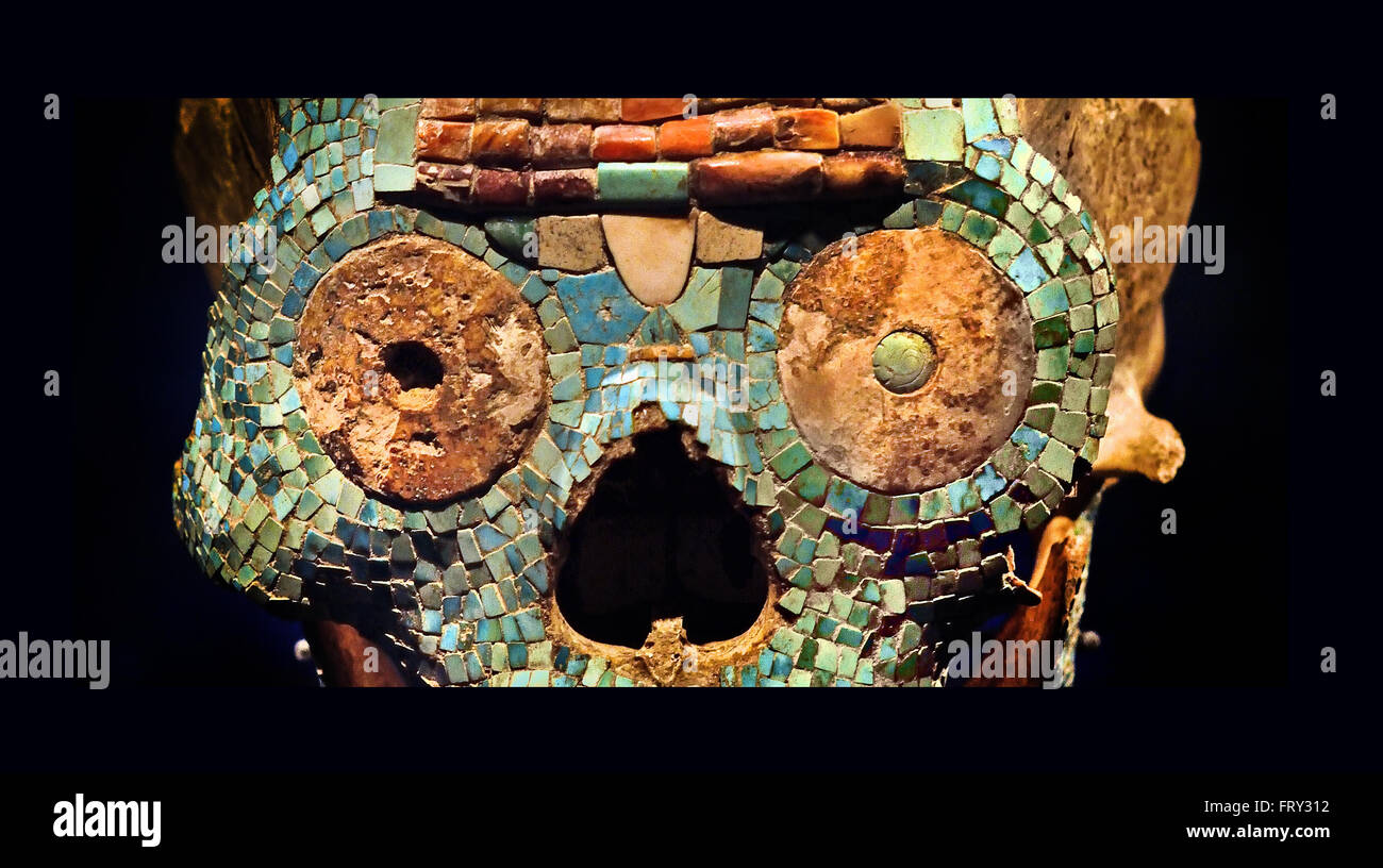 Faccia del teschio umano intarsiato con un mosaico di shell turchese e perla. Il naso è mancante come pure la pupilla di destra. 1400-1520 Mixtecos Teotitlan del Camino Oaxaca (membro), Messico Mixtec artigiano America centrale America ( dio Quetzalcoatl ) Foto Stock