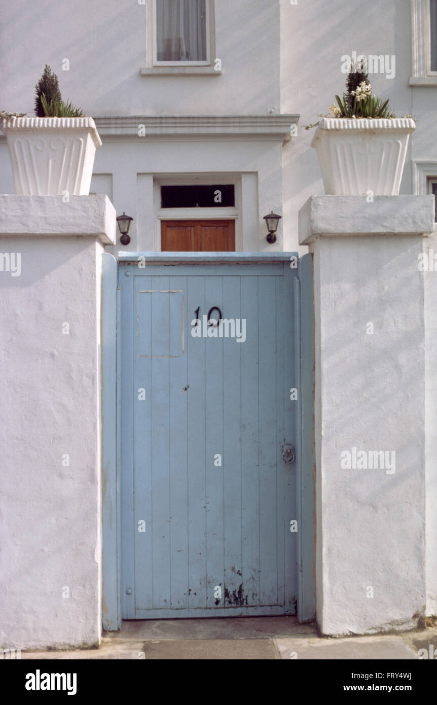 Blu pallido porta nella parete di fronte casa bianca Foto Stock