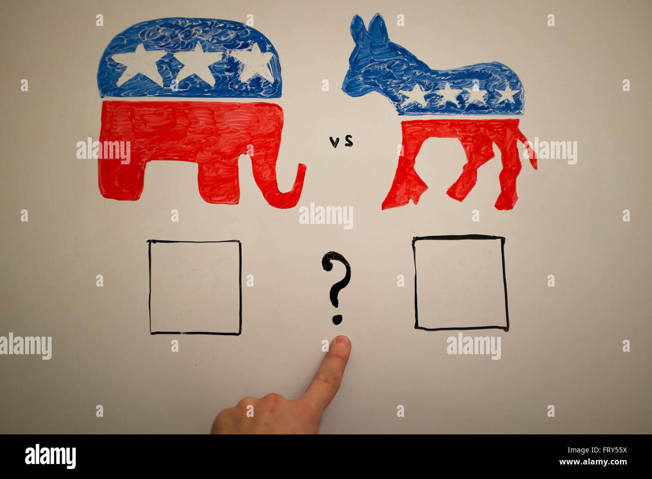 Politica contemporanee concetto. I Democratici vs Repubblicani elezioni. Stati Uniti d'America 2016. Disegnato sulla lavagna con marcatori. Dito come puntatore, Foto Stock