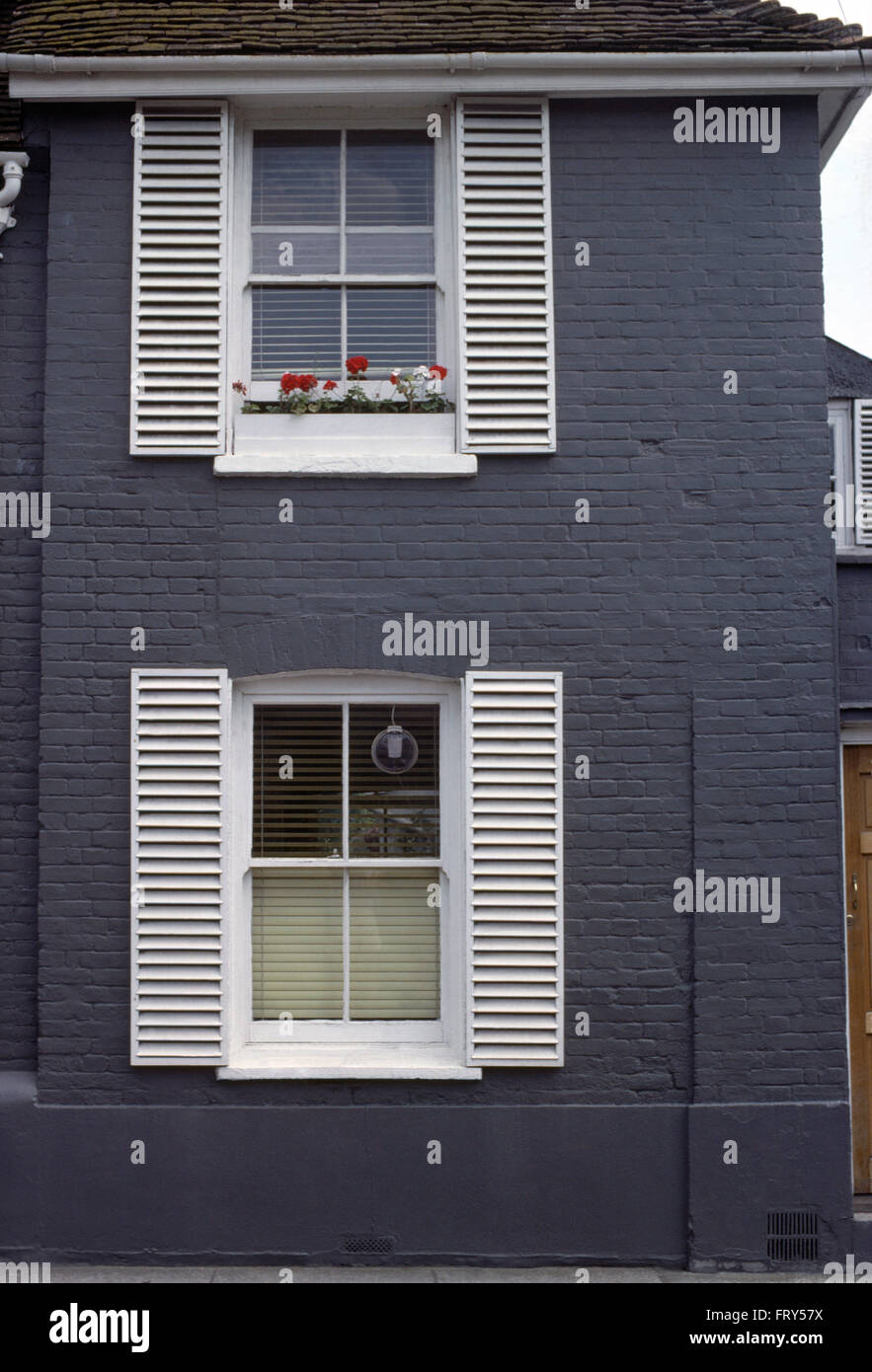 Esterno della casa blu bianco con persiane louvre su windows Foto Stock