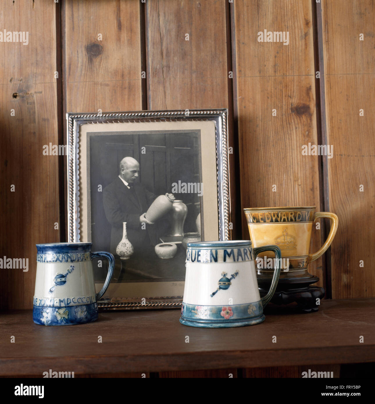 Close-up di Moorcroft tazze con un nero+white fotografia di William Moorcraft Foto Stock