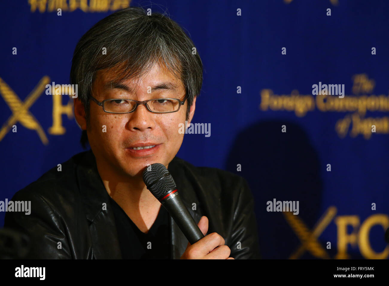 Giornalista veterano Osamu Aoki parla contro la censura dei mezzi di  informazione al corrispondente estero's Club del Giappone il 24 marzo 2016  a Tokyo, Giappone. 5 giornalisti giapponesi hanno parlato contro la
