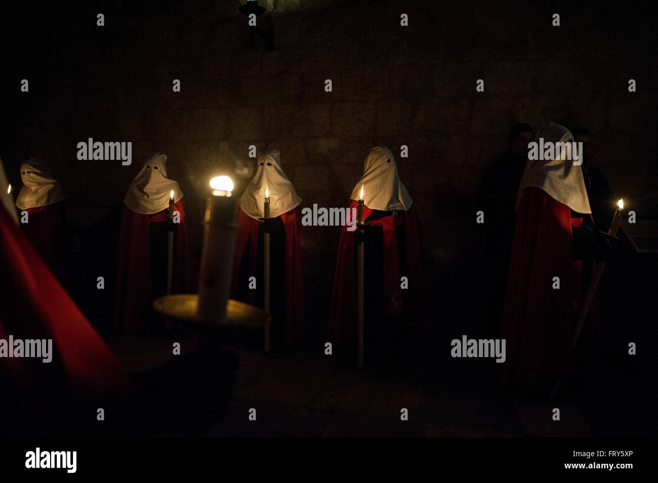Santander, Spagna. 23 marzo, 2016. La processione notturna della misericordia è un tour della Cattedrale di Santander Credit: JOAQUIN GOMEZ SASTRE/Alamy Live News Foto Stock