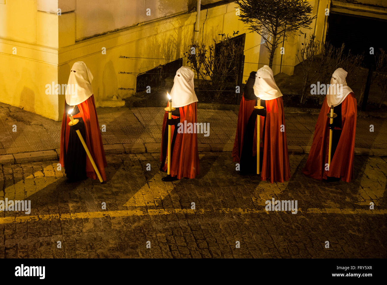 Santander, Spagna. 23 marzo, 2016. Alcuni Nazareni della Confraternita del Santo sepoltura processione notturna della misericordia a Santander Credit: JOAQUIN GOMEZ SASTRE/Alamy Live News Foto Stock