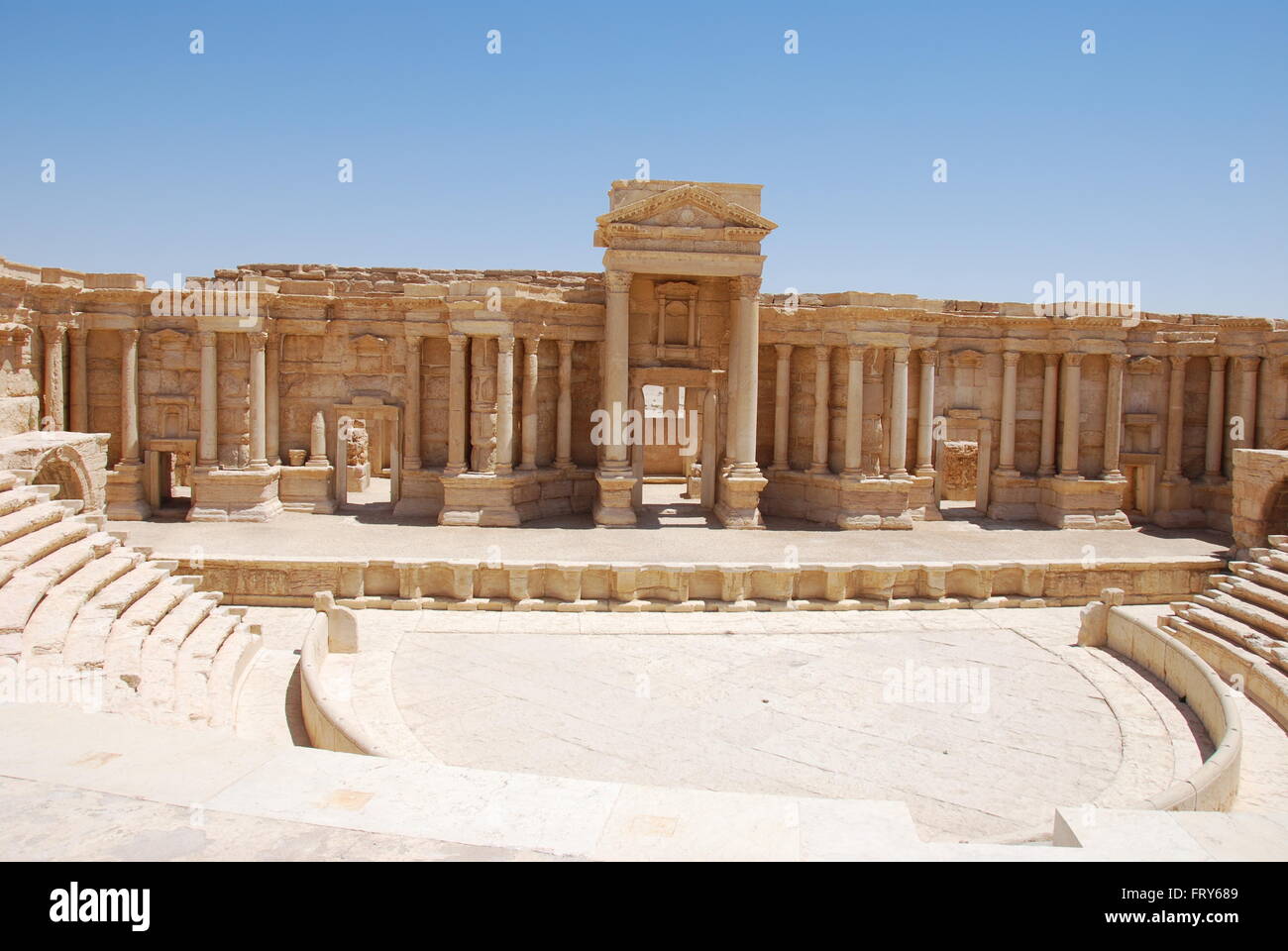 Anfiteatro Das der antiken Stadt Palmyra in der syrischen Wüste nördlich von Damaskus aufgenommen am 03.06.2009. Die zum Teil sehr gut erhaltenen Bauten, die zum Weltkulturerbe erklärt wurden, sind in Gefahr, Extremisten von der Terrorgruppe Islamischer Staat zerstört zu werden. Die Stätten wurden bis zu Beginn des Bürgerkriegs von Touristen aus der ganzen Welt besucht. Foto: Chris Melzer/dpa (zu dpa "Palmyra: Unesco-Weltkulturerbe in der syrischen Wüste' vom 14.05.2015) Foto Stock