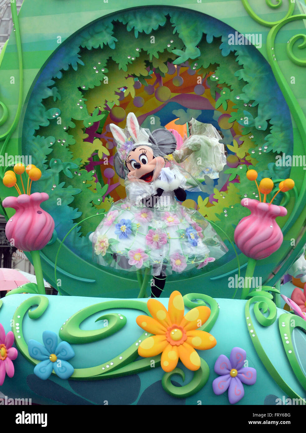 Tokyo, Giappone. Il 24 marzo 2016. Cartoni animati Disney Minnie Mouse  sorge su un galleggiante durante il parco a tema del corteo di primavera al  Tokyo Disneyland in Urayasu, suburbana a Tokyo