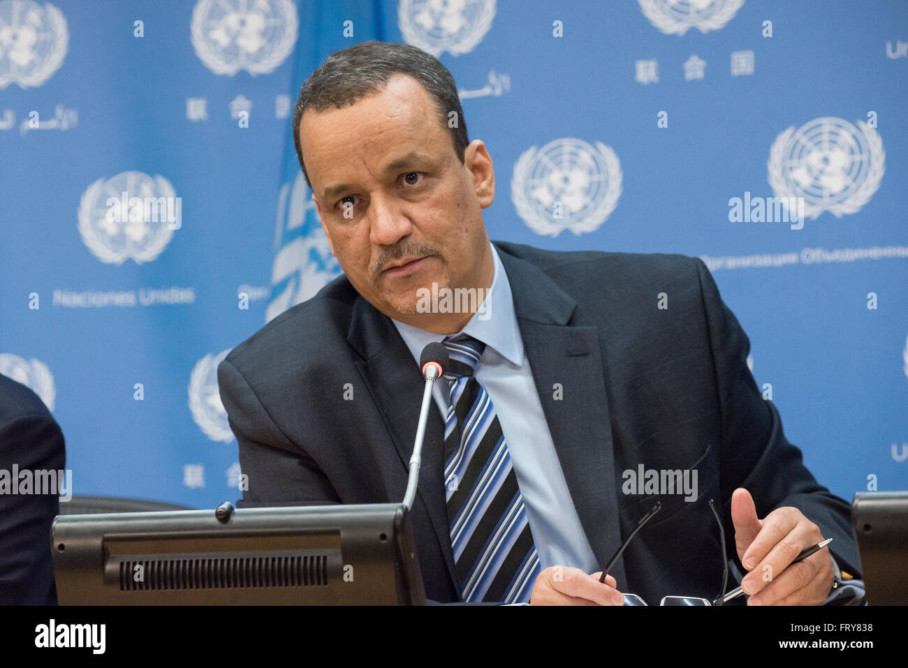 Ismail Ould Cheikh Ahmed mutandine la pressa. L'Inviato Speciale del Segretario Generale delle Nazioni Unite per lo Yemen Ismail Ould Cheikh Ahmed ha tenuto una conferenza stampa per annunciare che i colloqui di pace volto a risolvere la crisi in corso nel Golfo membro riprenderanno il 18 aprile in Kuwait, il primo round di negoziati sin dal dicembre 2015 in Svizzera. (Foto di Albin Lohr-Jones/Pacific Stampa) Foto Stock