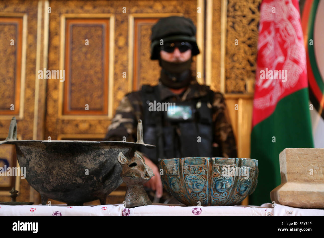 (160324) -- HERAT (Afghanistan), 24 marzo 2016 (Xinhua) -- Foto scattata il 24 marzo 2016 mostra pezzi di antiquariato sequestrati afgano da membri delle forze di sicurezza nella provincia di Herat, western Afghanistan. Forze di sicurezza afgane hanno sequestrato 24 pezzi di antiquariato provenienti da contrabbandieri e consegnato al Dipartimento di Informazione e cultura di Herat giovedì. (Xinhua/Nasim Seyamak) Foto Stock