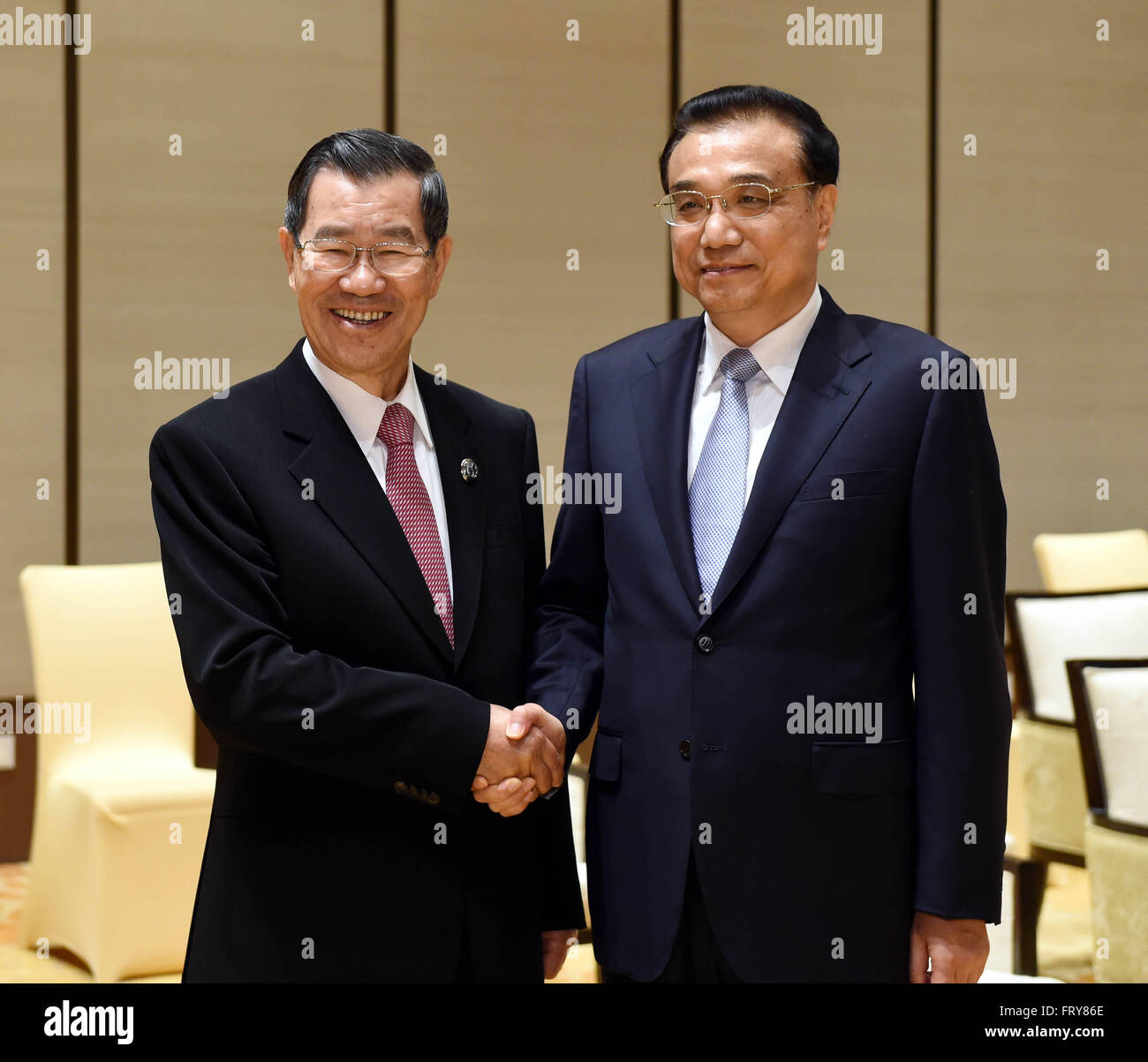 Boao, cinese della provincia di Hainan. 24 Mar, 2016. Il premier cinese LI Keqiang (R) scuote le mani con Vincent Siew, presidente onorario della Taiwan-basato Cross-Straits Mercato comune fondamento in Boao, Cina del sud della provincia di Hainan, 24 marzo 2016. Credito: Rao Aimin/Xinhua/Alamy Live News Foto Stock