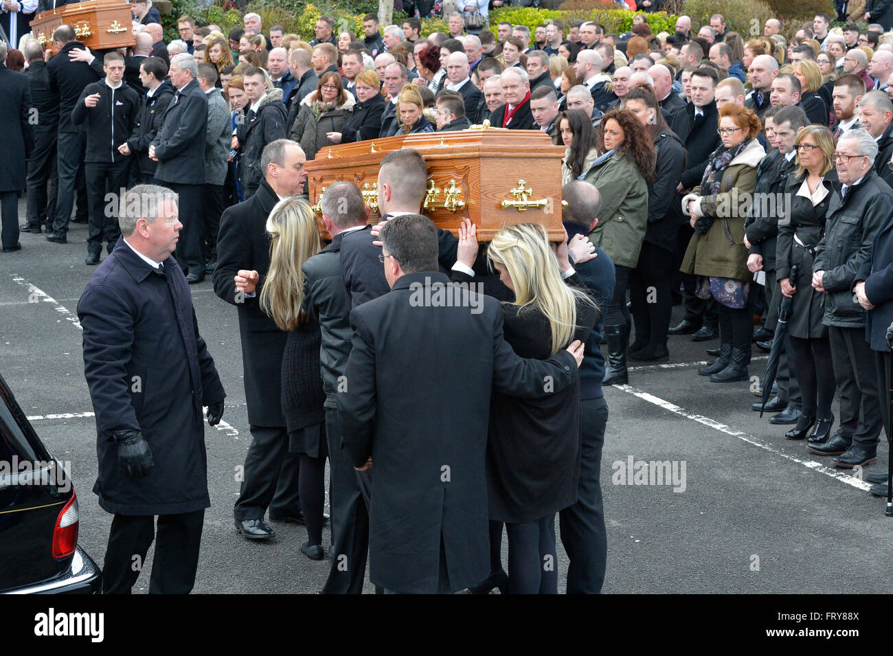 Londonderry, Irlanda del Nord. Il 24 marzo 2016. Le esequie di Donegal questa tragedia familiare, Londonderry, Irlanda del Nord, 24 marzo 2016. Le bare di McGrotty and Daniels famiglia che hanno perso le loro vite quando la loro auto sfilato Buncrana Pier nella Contea di Donegal domenica 20 marzo arriva alla chiesa della Sacra Famiglia Ballymagroary. Le vittime sono state Sean McGrotty (49), i suoi figli Mark (12) e Evan (8), la madre-in-legge Ruth Daniels (59) e Jodie Lee Daniels (14). Quattro-mese-vecchio Rionaghac-Ann McGrotty è stato salvato dalla vettura. Credito: George Sweeney/Alamy Live News Foto Stock