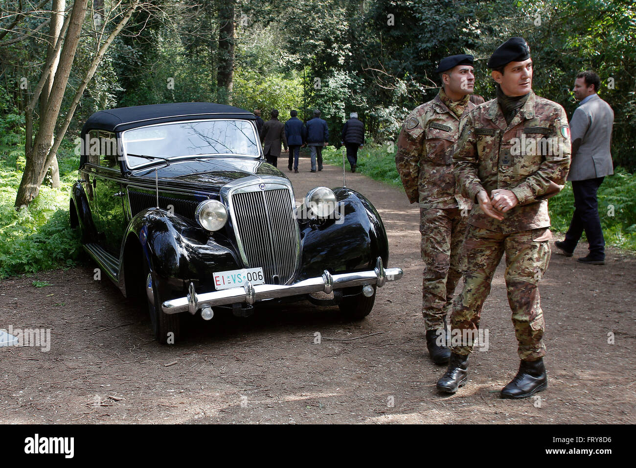 Roma, Italia. Il 24 marzo 2016. Apertura dopo 70 anni del Royal bunker, apparteneva alla famiglia Savoia. Il bunker fu costruito tra il 1940 e il 1942 e fu 350m lontano dalla Casa della Regie, all'interno del parco di Villa Ada. La voce del bunker è stato realizzato per consentire auto entrata. La struttura è stata costruita 200m di profondità, all'interno di una collina. La struttura, composta da varie camere, aveva un complicato sistema di aerazione, con filtri per depurare l'aria, anche in mancanza di energia elettrica. Credito: Insidefoto/Alamy Live News Foto Stock