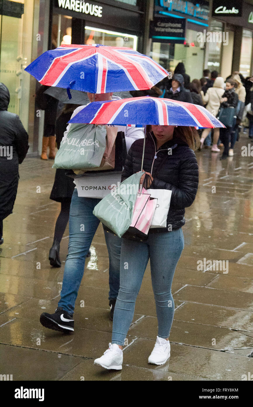 Londra, Regno Unito. Il 24 marzo 2016. Gli amanti dello shopping di Oxford Street London sono catturati sotto la pioggia in un freddo giorno di pioggia nella capitale con la previsione di un week-end di Pasqua washou Credito: amer ghazzal/Alamy Live News Foto Stock