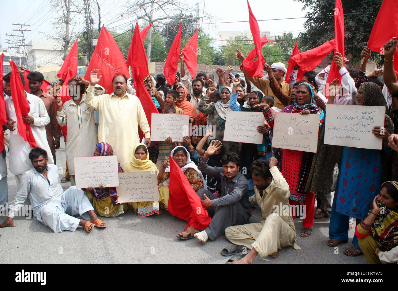 Membri del forno di mattoni lavoratori Unione chant slogan contro alta manualità del dipartimento di polizia durante la manifestazione di protesta a Lahore press club il giovedì, 24 marzo 2016. Foto Stock