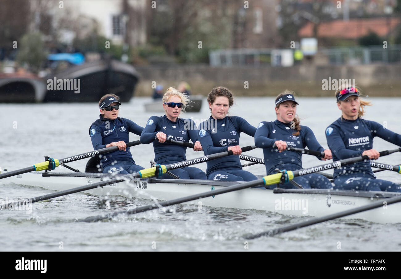 Londra, Regno Unito. Il 24 marzo 2016. Il Boat Race. Il Cancer Research UK Regate 2016. Tideway settimana. (Pratica escursioni durante la settimana che precede le gare che si svolgono nella Domenica di Pasqua 27 marzo 2016.) Oxford University donna Boat Club (OUWBC) Blu equipaggio su una gita in pratica. Università di Oxford per donna Boat Club (OUWBC) Blu equipaggio:- prua) Emma Lukasiewicz; 2) Emma Abete rosso; 3) Joanne Jansen; 4) Ruth Siddorn; 5) elo Luik; 6) Anatasia Chitty; 7) Maddy Badcott; Corsa) Lauren Kedar; Cox) Morgan Baynham-Williams; Head Coach) Christine Wilson. Foto Stock