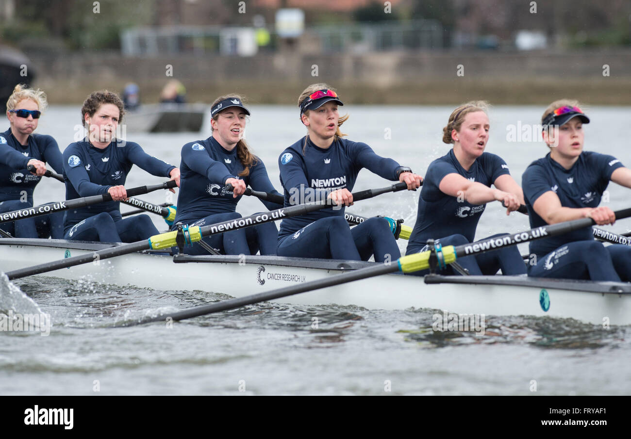 Londra, Regno Unito. Il 24 marzo 2016. Il Boat Race. Il Cancer Research UK Regate 2016. Tideway settimana. (Pratica escursioni durante la settimana che precede le gare che si svolgono nella Domenica di Pasqua 27 marzo 2016.) Oxford University donna Boat Club (OUWBC) Blu equipaggio su una gita in pratica. Università di Oxford per donna Boat Club (OUWBC) Blu equipaggio:- prua) Emma Lukasiewicz; 2) Emma Abete rosso; 3) Joanne Jansen; 4) Ruth Siddorn; 5) elo Luik; 6) Anatasia Chitty; 7) Maddy Badcott; Corsa) Lauren Kedar; Cox) Morgan Baynham-Williams; Head Coach) Christine Wilson. Foto Stock