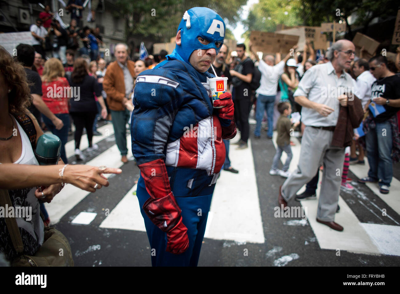 Buenos Aires, Argentina. 24 Mar, 2016. Un uomo vestito come 'Captain America' prende parte in marzo per i 40 anni del colpo di stato del 1976, nella città di Buenos Aires, capitale dell'Argentina, il 24 marzo 2016. Il colpo di stato è stato tenuto il 24 marzo 1976, e rovesciò quindi Argentina del Presidente Maria Estela Martinez de Peron per stabilire una pensione militare guidato da Jorge Rafael Videla. Diversi ambiti sociali, politici e organizzazioni degli studenti hanno preso parte nel mese di marzo per commemorare la Giornata Nazionale della memoria per la verità e la giustizia. Credito: Martin Zabala/Xinhua/Alamy Live News Foto Stock