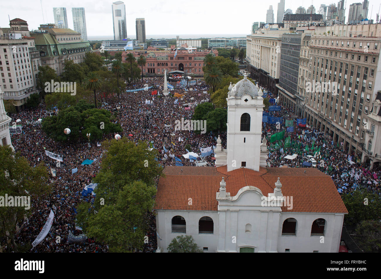 Buenos Aires, Argentina. 24 Mar, 2016. La gente a prendere parte nel mese di marzo per i 40 anni del colpo di stato del 1976, nella città di Buenos Aires, capitale dell'Argentina, il 24 marzo 2016. Il colpo di stato è stato tenuto il 24 marzo 1976, e rovesciò quindi Argentina del Presidente Maria Estela Martinez de Peron per stabilire una pensione militare guidato da Jorge Rafael Videla. Diversi ambiti sociali, politici e organizzazioni degli studenti hanno preso parte nel mese di marzo per commemorare la Giornata Nazionale della memoria per la verità e la giustizia. Credito: Martin Zabala/Xinhua/Alamy Live News Foto Stock