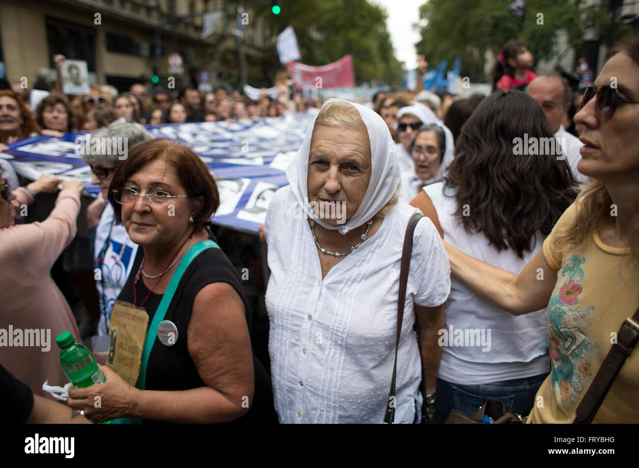 Buenos Aires, Argentina. 24 Mar, 2016. I membri delle Madri di Maggio a testa quadrata di marzo per i 40 anni del colpo di stato del 1976, nella città di Buenos Aires, capitale dell'Argentina, il 24 marzo 2016. Il colpo di stato è stato tenuto il 24 marzo 1976, e rovesciò quindi Argentina del Presidente Maria Estela Martinez de Peron per stabilire una pensione militare guidato da Jorge Rafael Videla. Diversi ambiti sociali, politici e organizzazioni degli studenti hanno preso parte nel mese di marzo per commemorare la Giornata Nazionale della memoria per la verità e la giustizia. Credito: Martin Zabala/Xinhua/Alamy Live News Foto Stock