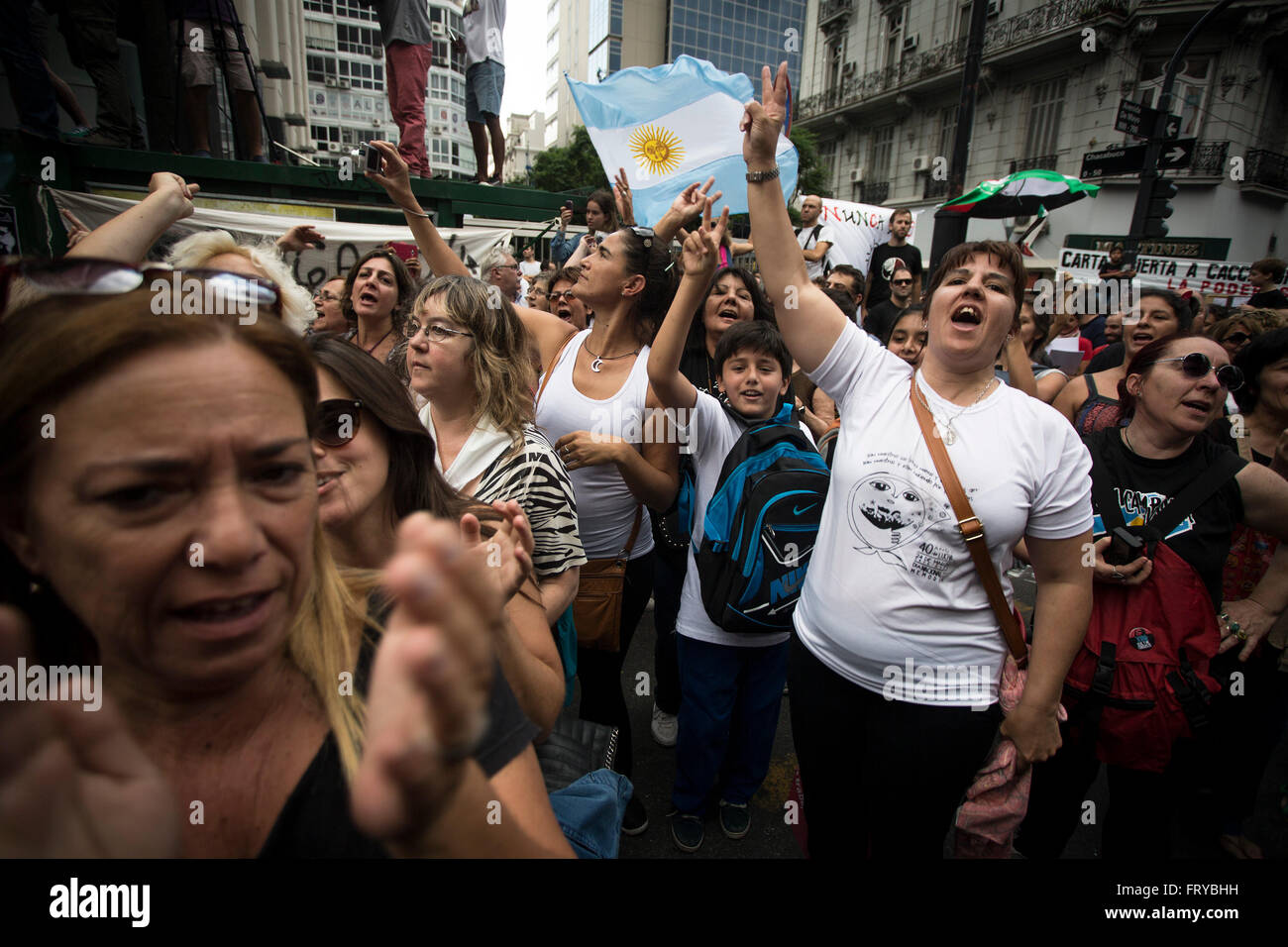 Buenos Aires, Argentina. 24 Mar, 2016. Persone gridare slogan durante il mese di marzo per i 40 anni del colpo di stato del 1976, nella città di Buenos Aires, capitale dell'Argentina, il 24 marzo 2016. Il colpo di stato è stato tenuto il 24 marzo 1976, e rovesciò quindi Argentina del Presidente Maria Estela Martinez de Peron per stabilire una pensione militare guidato da Jorge Rafael Videla. Diversi ambiti sociali, politici e organizzazioni degli studenti hanno preso parte nel mese di marzo per commemorare la Giornata Nazionale della memoria per la verità e la giustizia. Credito: Martin Zabala/Xinhua/Alamy Live News Foto Stock