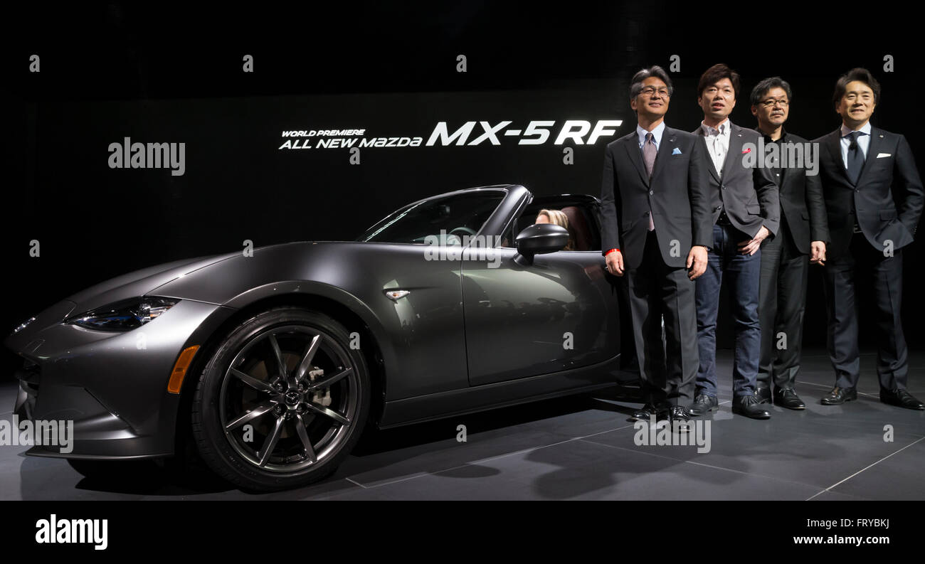 New York, NY, Stati Uniti d'America - 24 Marzo 2016: Masashi Nakayama, Nobuhiro Yamamoto, Ikuo Maeda, Masahiro Moro stand alla Mazda MX-5 sport 2017 auto sul display a New York International Auto Show a Jacob Javits Center. © Lev Radin/Alamy Live News. Credito: Lev Radin/Alamy Live News Foto Stock