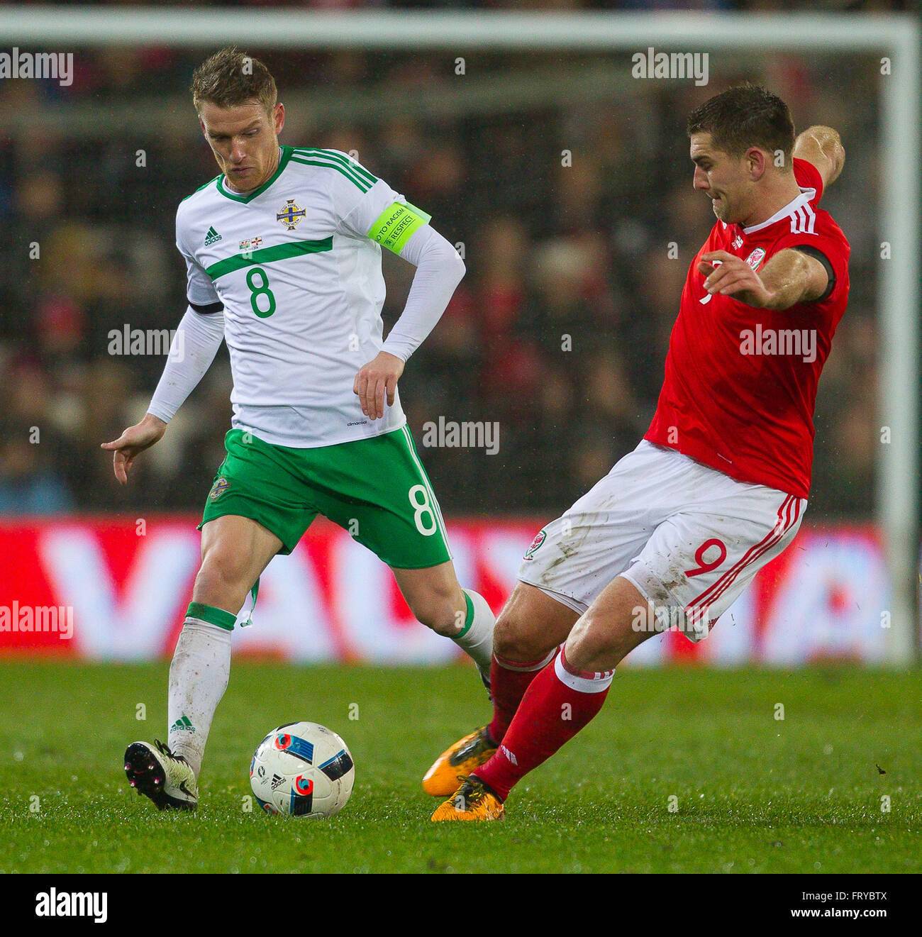 Cardiff City Stadium di Cardiff, Galles. 24 Mar, 2016. Vauxhall amichevole internazionale, il Galles contro l'Irlanda del Nord. Il Galles Sam Vokes e Irlanda del Nord Steven Davis (Capitano) battaglia per il possesso Credito: Azione Sport Plus/Alamy Live News Foto Stock