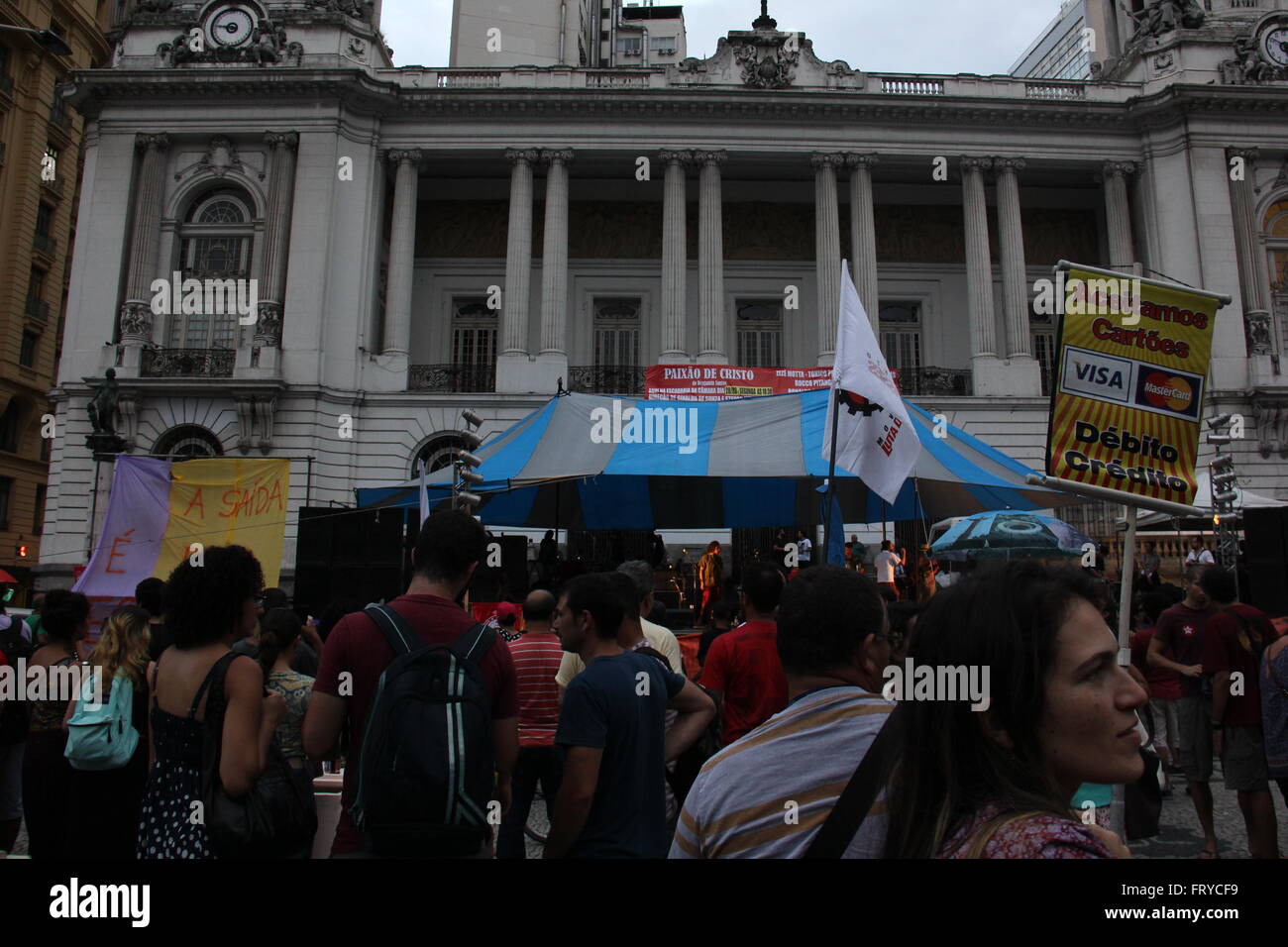 Rio de Janeiro, Brasile, 24 marzo 2016: decine di persone si sono radunate in occorrendo, nel centro di Rio, per dimostrare a favore della democrazia e contro l'impeachment del Presidente Dilma Rousseff. La manifestazione comprendeva una fase in cui esecuzioni musicali si sono svolti. Il cantante Tico Santa Cruz, un famoso artista nello scenario del rock brasiliano, ha partecipato alla manifestazione con la bandiera del Brasile. Credito: Luiz Souza/Alamy Live News Foto Stock