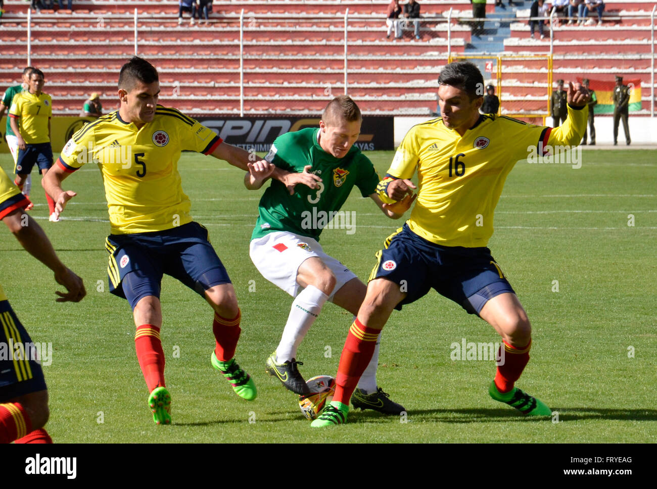 La Paz in Bolivia. 24 Mar, 2016. La Bolivia il Alejandro Chumacero (C) sistema VIES con la Colombia è Daniel Torres (R) e Guillermo Celis durante il match di qualificazione per la Russia 2018 World Cup a Hernando Siles Stadium di La Paz, Bolivia, il 24 marzo 2016. La Colombia ha vinto 3-2. © Jorge Mamani/ABI/Xinhua/Alamy Live News Foto Stock