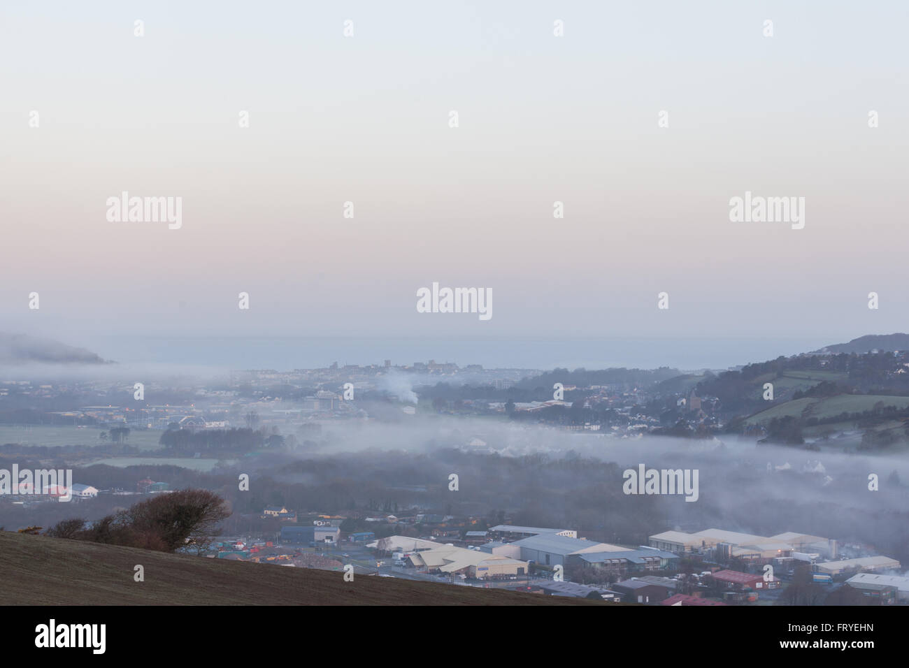 Aberystwyth, Ceredigion, Wales, Regno Unito. Xxv Marzo 2016 UK Meteo: Foggy per iniziare la giornata intorno a Aberystwyth eliminazione come il sole comincia a salire. Previsioni per il cloud più tardi con la pioggia venuta nella notte e domani. Credito: Ian Jones/Alamy Live News Foto Stock
