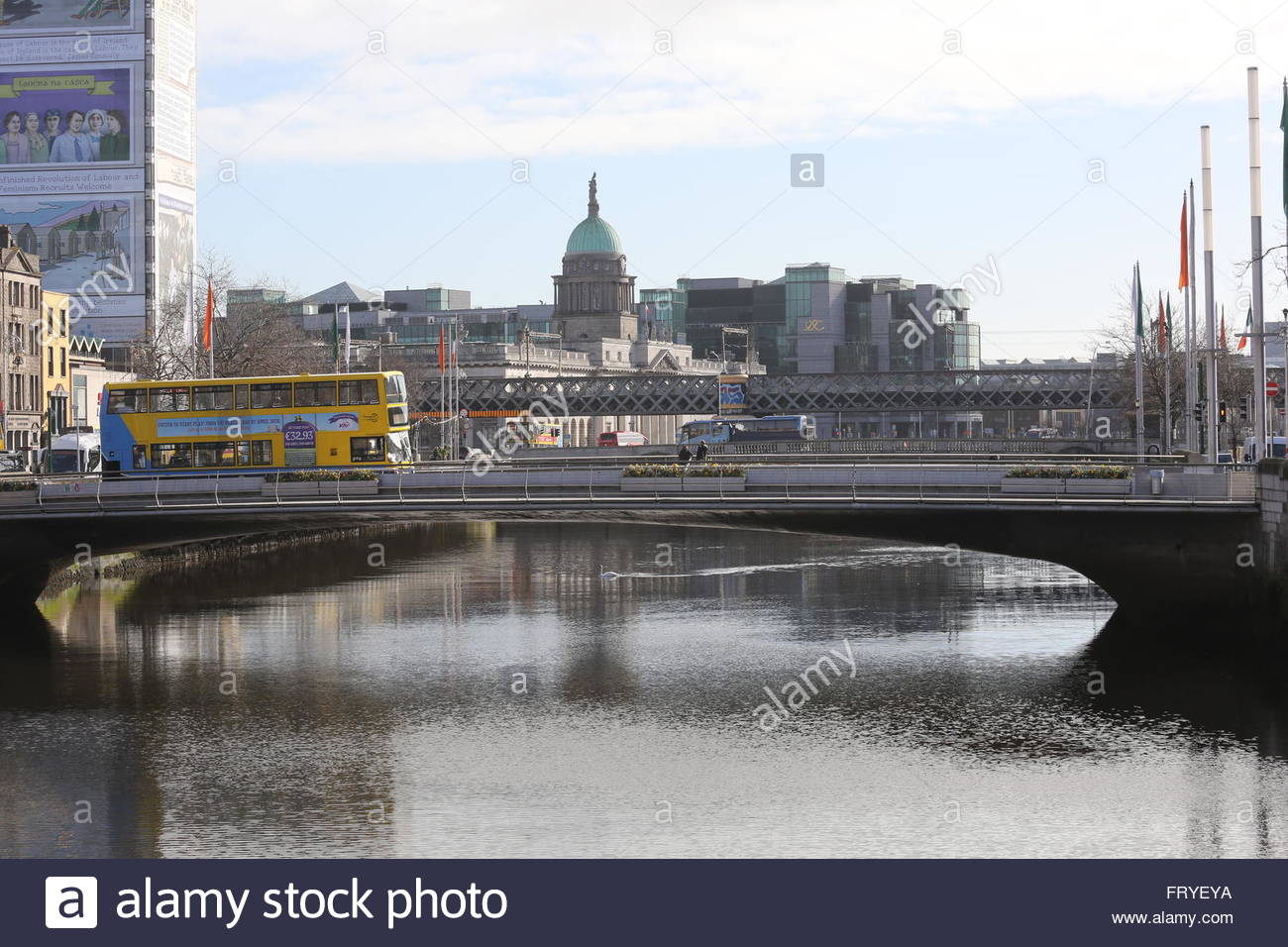 Dublino, Irlanda. 25 marzo, 2016. A Dublin Bus attraversa il fiume Liffey come il weekend di Pasqua comincia. Pendolari abbracciando il 1916 le celebrazioni del centenario affrontare i problemi di trasporto come il tram driver andate in sciopero e solo autobus e dei servizi ferroviari rimangono a meno che l'ONU unkiely last minute fessurazione è fatta. Credito: reallifephotos/Alamy Live News Foto Stock